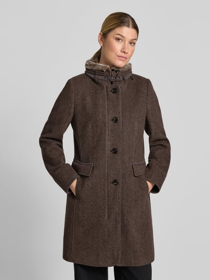 Frauenmodel trägt Regular Fit Mantel aus Woll-Mix von Gil Bret in Braun mit großen Knöpfen und Stehkragen, Ganzkörperansicht von vorne. Damen Mantel von Gil Bret.