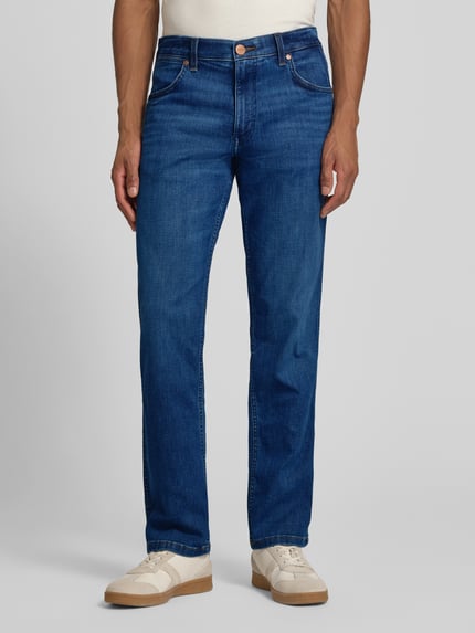 Mannenmodel draagt Straight Fit Jeans im 5-Pocket-Design Modell 'Greensboro' van Wrangler, blauwe katoenmix met stretch, rechte snit, knoop- en ritssluiting, maat 32/32, volledig lichaamsaanzicht van voren.