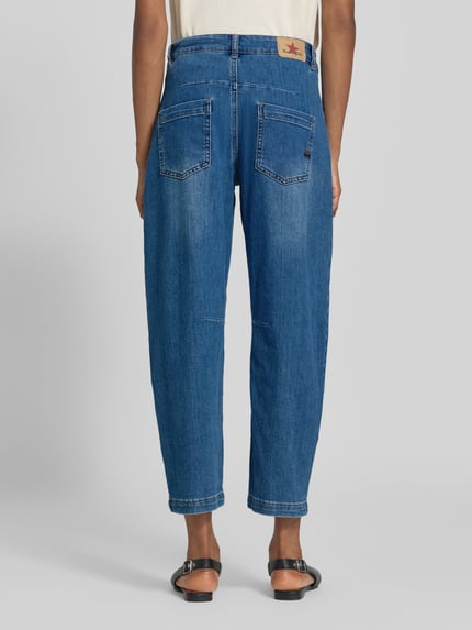 Männermodel trägt Barrel Jeans aus Baumwoll-Mix von Buena Vista, blaue Farbe, lockere Form, sichtbare Taschen, Ganzkörperansicht Rückansicht, damskie jeansy Barrel Jeans aus Baumwoll-Mix od Buena Vista.