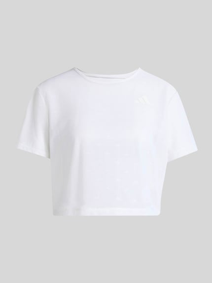 Produktfoto, weißes Cropped Fit Sport-T-Shirt mit Logo-Prägungen von adidas, glatte Textur, adidas Training Kontext