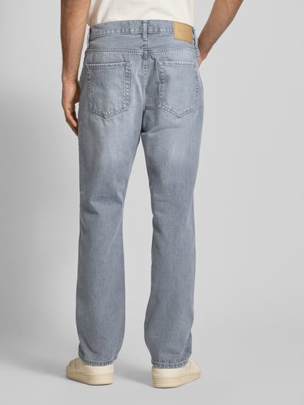 Männermodel trägt Straight Fit Jeans aus reiner Baumwolle Modell 'EDGE' von Only & Sons, hellblaue Denim, Label-Stitching, Ganzkörperansicht Rückansicht.