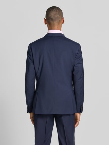 Männermodel trägt Slim Fit 2-Knopf-Sakko mit Pattentaschen Modell 'JAMIE' von Tiger Of Sweden, Dunkelblau, Rückenansicht, Material-Mix mit Woll-Anteil.
