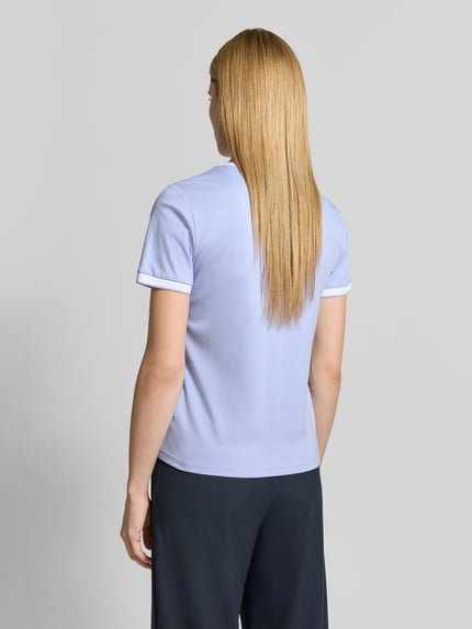 Vrouwenmodel draagt T-Shirt met Label-Detail Modell 'Molina' van MOS MOSH, rechte fit, pure katoen, kleur lichtblauw met contrasterende strepen, ronde hals, ruglengte maat S 58 cm, volledig van achteren bekeken