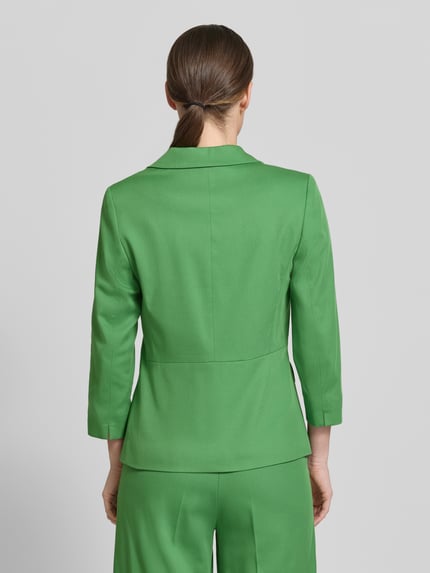 Vrouwenmodel draagt Slim Fit Blazer met 3/4-mouw van More & More, mix van viscose en katoen, reverskraag, klepzakken, ruglengte 59 cm, borstwijdte 45 cm, mouwlengte 48 cm, groen, gladde textuur, rugaanzicht, Ganzkörperansicht Rückansicht.