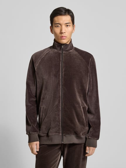 Männermodel trägt Sweatjacke mit Stehkragen von MCNEAL, braun, Regular Fit, Baumwoll-Mix mit Stretch, Reißverschluss, Eingrifftaschen, Ganzkörperansicht von vorne.