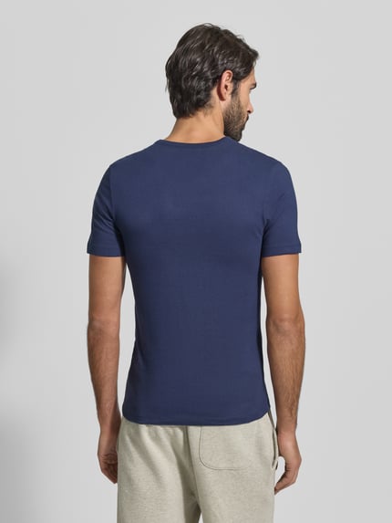 Męski model nosi T-shirt z label-stitching w 3-paku Classic od BOSS, jednolity kolor, bawełna, prosty krój, widok całej sylwetki z tyłu.
