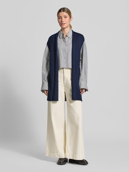 Frauenmodel trägt Strickweste aus Viskose-Mix mit offener Front von Christian Berg Woman, dunkelblau, Straight Fit, Feinripp, Rückenlänge 77 cm, Ganzkörperansicht von vorne.