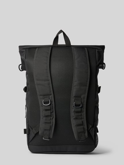 Productfoto, zwarte rugzakfunctie Model 'PHILIS' van Carhartt Work In Progress met logopatch, verstelbare schouderband, overslag, hoofdvak, afmeting maat 1: 52 cm breedte, 52 cm lengte, 14 cm diepte, schouderbandlengte 64 cm