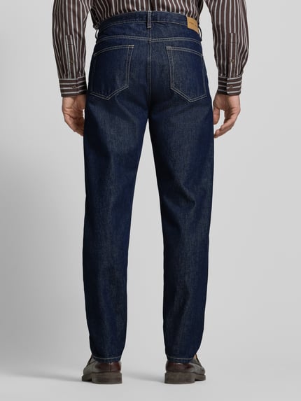 Männermodel trägt Jeans aus reiner Baumwolle Modell 'COSMO' von Samsøe Samsøe, Dunkelblau, Straight Fit, 5-Pocket, Ganzkörperansicht Rückansicht