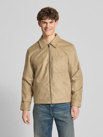 Männermodel trägt Regular Fit Jacke in Lederoptik Modell 'RICK' von Only & Sons, unifarben beige mit Umlegekragen, Reißverschluss, Ganzkörperansicht von vorne.