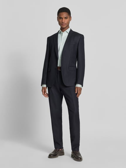 Männermodel trägt Regular Fit Businesshemd aus reiner Baumwolle Modell 'JOE' von BOSS in Optik: Unifarben, Ganzkörperansicht von vorne.