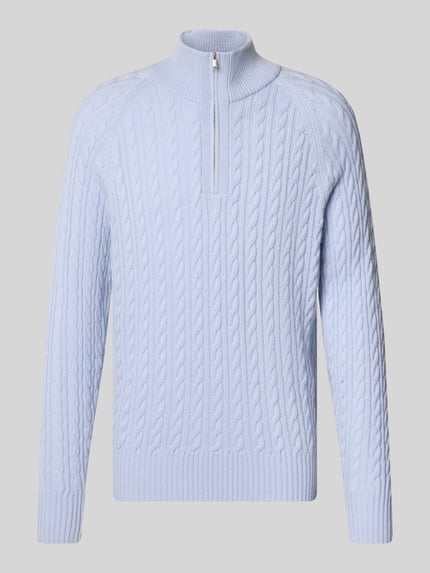 Produktfoto, Pullover aus Wolle mit Reißverschluss von BOSS in hellblau, Strickoptik mit Zopfmuster, gerippte Abschlüsse, hochgeschlossener Troyer-Kragen