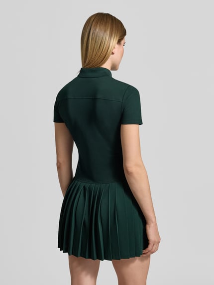 Vrouwenmodel draagt Regular Fit Freizeitkleid aus Baumwoll-Mix van Lacoste in donkergroen met plooien, Ganzkörperansicht Rückansicht.