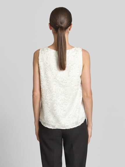 Frauenmodel trägt Regular Fit Top mit floralem Muster von s.Oliver BLACK LABEL, Optik: Unifarben, Ärmel: Ohne, Ganzkörperansicht Rückansicht.