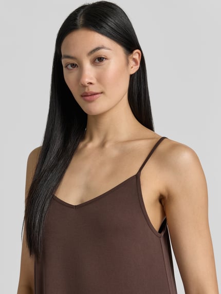 Frauenmodel trägt Midikleid aus Modal-Mix mit Spaghettiträgern von Jake*s Casual, V-Ausschnitt, braun, glatte Textur, Nahaufnahme Oberkörper.