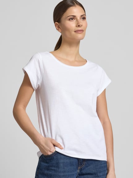 Frauenmodel trägt T-Shirt mit Rundhalsausschnitt von Christian Berg Woman, Reine Baumwolle, Regular-Fit, Rollsaum, Damen T-Shirt, Nahaufnahme Oberkörper.