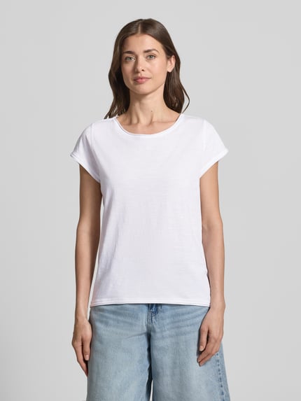Modelka nosi Regular Fit T-Shirt aus Baumwoll-Flammgarn od s.Oliver RED LABEL, biały, melanżowy wzór, bawełna, krój regular fit, widok całej sylwetki z przodu.