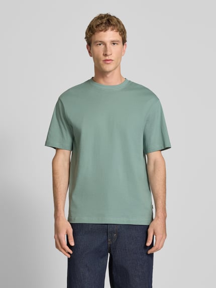 Männermodel trägt Relaxed Fit T-shirt uit puur katoen model 'FRED LIFE' van Only & Sons, look: effen, ronde hals, korte mouw, heren. Ganzkörperansicht von vorne.