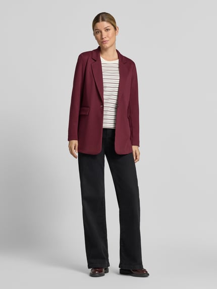 Frauenmodel trägt Regular Fit Blazer mit Viskose-Anteil Modell 'Nanni' von FREE/QUENT in Dunkelrot mit Klappentaschen und Knopfverschluss, elastischer Material-Mix, Ganzkörperansicht von vorne.