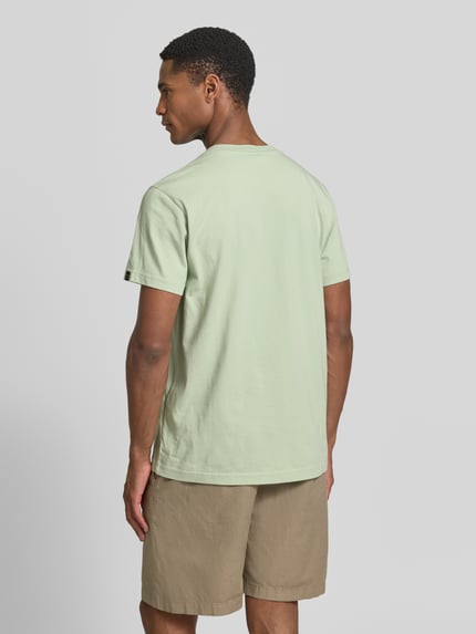 Männermodel trägt T-Shirt mit Label-Print und Rundhalsausschnitt van PME Legend, pure katoen, regular fit, ruglengte maat M 70 cm, Ganzkörperansicht Rückansicht.