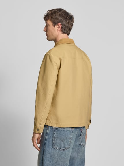 Männermodel trägt heren jack met platte kraag, regular fit, borstzak, ritssluiting, model 'FONTANA' van Blend, Ganzkörperansicht Rückansicht.