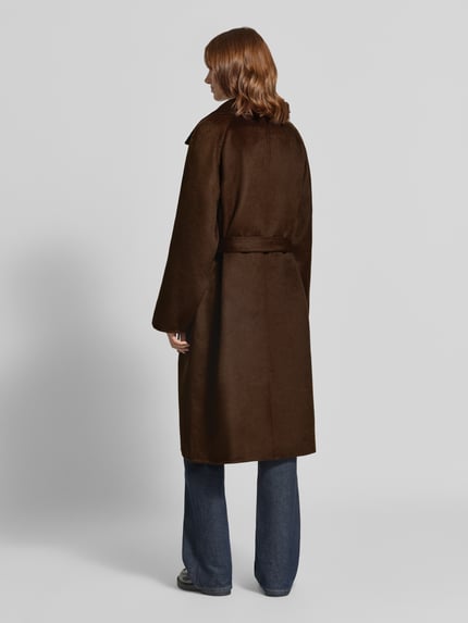Frauenmodel trägt Regular Fit Mantel mit Woll-Anteil von Jake*s Casual, dunkelbraune Farbe, glatte Textur, Ganzkörperansicht Rückansicht.