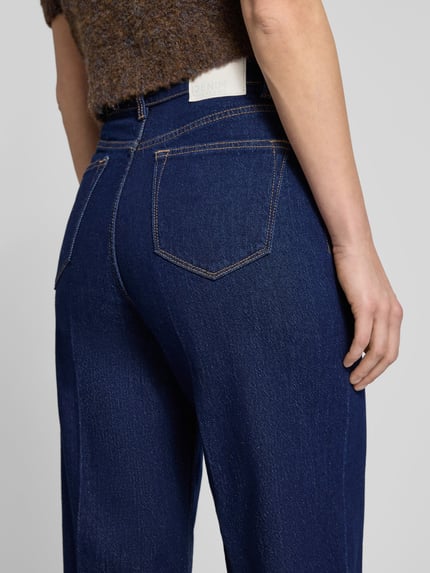 Kobiece modelka nosi Regular Fit Wide Leg Jeans aus Baumwoll-Mix od Tom Tailor Denim, ciemnoniebieski denim, wysoka talia, detal z tyłu, ujęcie z tyłu.