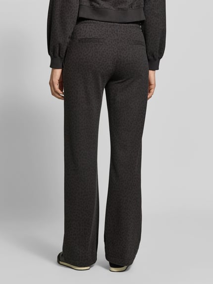 Vrouwenmodel draagt Wide Leg Sweatpants uit katoenmix van Juvia, zwarte kleur, steekzakken, los model, band met tunnelkoord, geheelachteraanzicht.