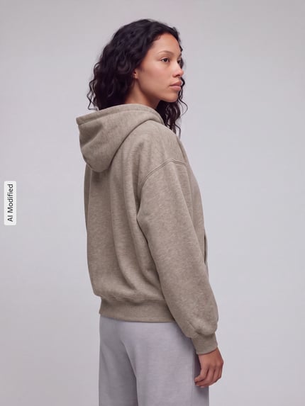 Frauenmodel trägt Regular Fit Sweatjacke aus Baumwoll-Mix von Levi's® in Beige mit Kapuze, glatte Textur, Ganzkörperansicht Rückansicht, KI-modifiziertes Bild.