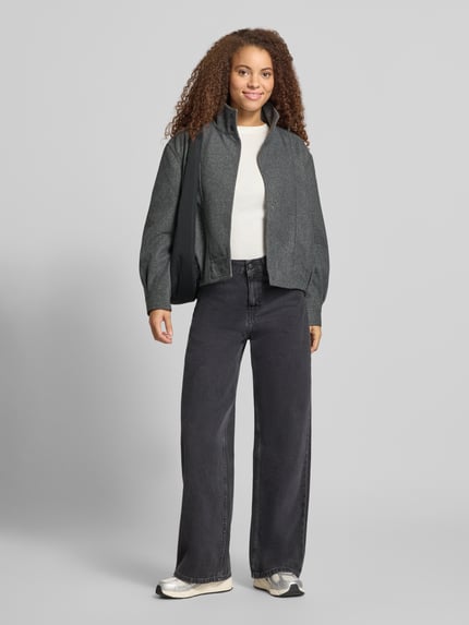 Frauenmodel trägt Bomberjacke mit hohem Stehkragen von ONLY, grau, kombiniert mit weiter Hose, dezente Farbtöne, Ganzkörperansicht von vorne, Damen Bomberjacke / Blouson von ONLY.