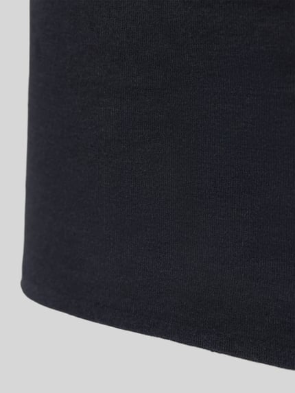 Produktfoto, Slim Fit Unterhemd mit Spaghettiträgern von Hanro aus reiner Baumwolle, glatte schwarze Stoffoberfläche, feine Textur