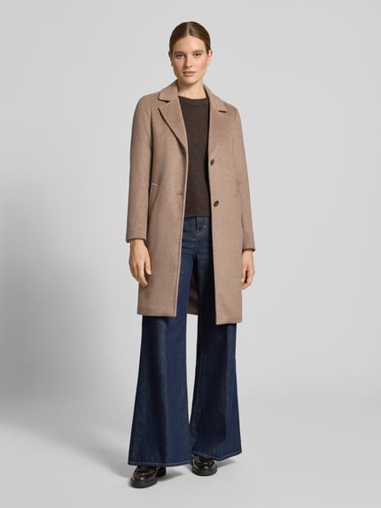 Frauenmodel trägt Regular Fit Mantel mit Woll-Anteil von s.Oliver RED LABEL in Beige, klare Linien, glatte Textur, Ganzkörperansicht von vorne.