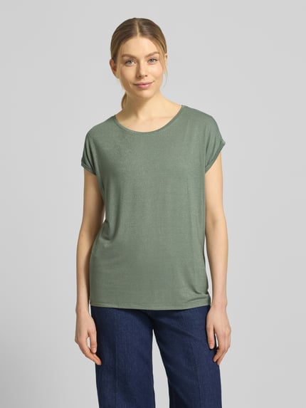 Kobiece modelka nosi Relaxed Fit T-Shirt aus Viskose-Mix Modell 'LAVA' von Vero Moda, zielony kolor, efektowna przędza, okrągły dekolt, krótki rękaw, mieszanka wiskozy, Ganzkörperansicht von vorne.