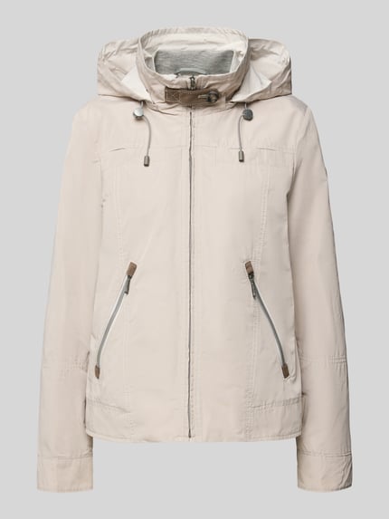 Produktfoto, Jacke mit Kapuze und Reißverschlusstaschen von Gil Bret in Beige, glatte Textur, sichtbare Reißverschlüsse und Stehkragen, Regular Fit, Damen Kollektion, Länge und Maße laut Kontext