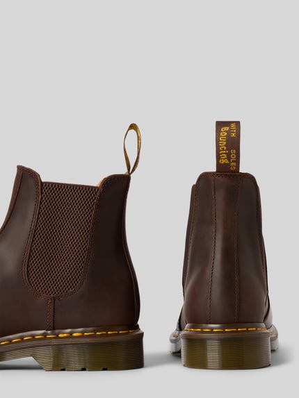 Productfoto, Chelsea Boots uit echt leer met siernaden van Dr. Martens, afgeronde pasvorm, logo detail, licht geprofileerde zool, hakhoogte 4 cm, schachthoogte 14 cm, schachtwijdte 10 cm, kleur bruin
