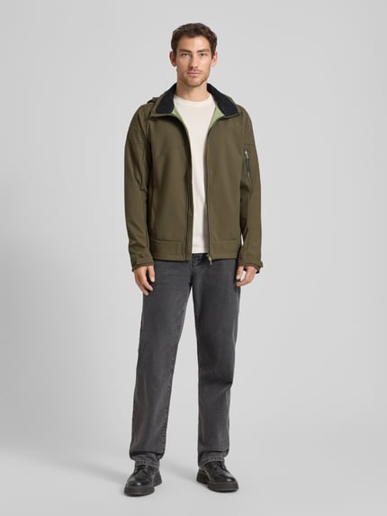 Męski model nosi Regular Fit Jacke mit Kapuze Modell 'BARMSTEDT' od Icepeak, oliwkowy kolor, prosta forma, tekstura gładka, kieszeń na rękawie na zamek, kieszenie boczne, suwak, nadruk z logo, długość tyłu w rozmiarze 50: 78 cm, szerokość ramion w rozmiarze 50: 43 cm, szerokość klatki piersiowej w rozmiarze 50: 54 cm, długość rękawa w rozmiarze 50: 71 cm, pełny widok z przodu