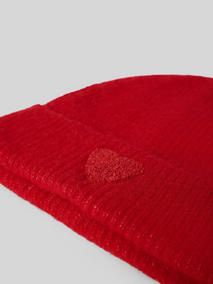 Produktfoto, Mütze mit Woll-Anteil von Jake*s Casual in sattem Rot mit Herzstruktur, gestrickte Optik und weicher Textur.