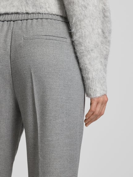 Vrouwenmodel draagt Hose met Umschlag en Bügelfalten Modell 'Maikito pepita' van OPUS in regular fit, detailopname achterzijde. Materiaalmix met viscose.
