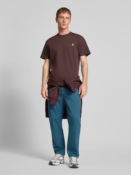 Männermodel trägt Hose mit elastischem Bund Modell 'FLINT' von Carhartt Work In Progress in Blau, Baumwolle, Regular Fit, Ganzkörperansicht von vorne.