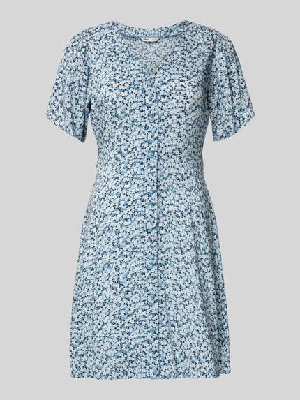 Produktfoto, Minikleid aus reiner Viskose Modell 'EVIDA' von Only, Optik: Allover-Muster, Passform: Tailliert, Mini-Länge, V-Ausschnitt, Knopfleiste, Taillengürtel, Kurzarm, Material: Reine Viskose, überwiegend blaue und weiße Farbtöne, weiche Textur, dezentes florales Muster.