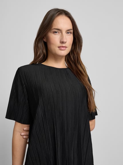 Frauenmodel trägt Relaxed Fit Kurarzm Bluse mit Rundhalsausschnitt Modell 'Uma' von Samsøe Samsøe, elastischer Material-Mix, Nahaufnahme Oberkörper.