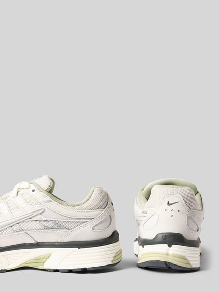 Produktfoto, Sneaker mit Logo-Detail von Nike in Beige und Grau mit griffiger Struktur auf hellem Hintergrund, Herren Sneaker von Nike.
