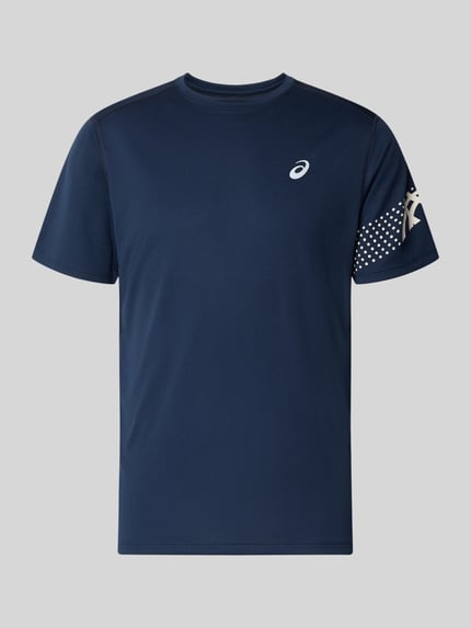 Produktfoto, donkerblauw regular fit t-shirt met witte labelprint, ronde hals, Model 'ICON' van ASICS TIGER, ruglengte maat M 71 cm