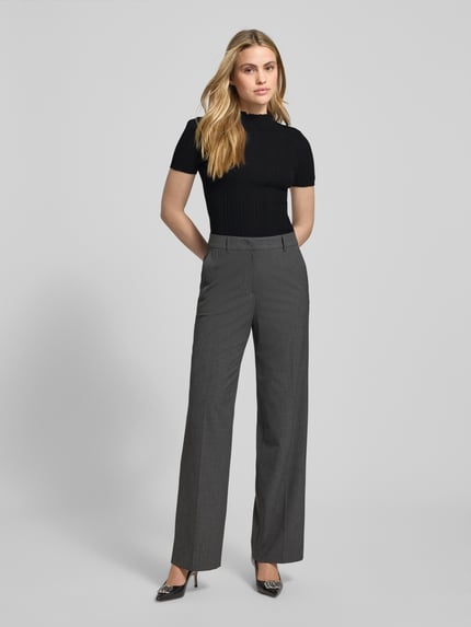 Vrouwenmodel draagt Slim Fit T-Shirt uit viscosemix model 'SARPHAPILK' van HUGO, effen zwart, ribstructuur, mock neck, frill afwerking, korte mouw; volledige lichaamsvoorzijde.