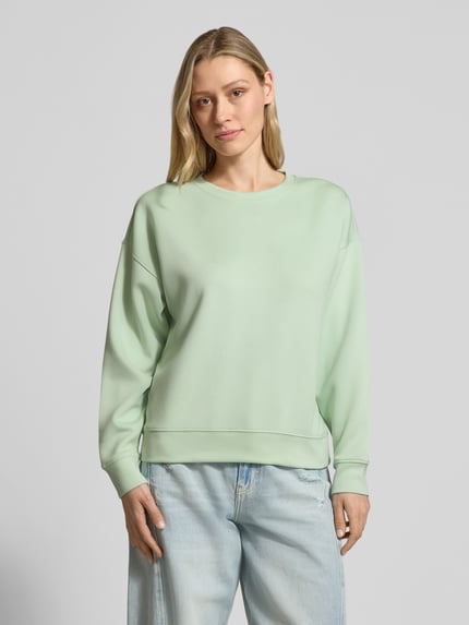 Frauenmodel trägt Sweatshirt aus Viskose-Mix Modell 'Ima' von MSCH Copenhagen in Mintgrün mit Relaxed-Fit, Rundhalsausschnitt, überschnittenen Schultern, glatte Textur, Ganzkörperansicht von vorne.