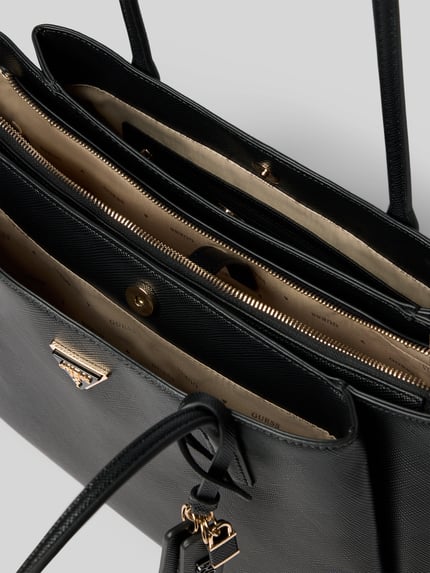 Productfoto, zwarte Dames Tote Bag in Leder-Optik Model 'Noelle' van GUESS met magneetsluiting, gedeeld hoofdvak, smalle schouderbanden, logodetail, breedte 39 cm, lengte 28 cm, diepte 14 cm, bandlengte 64 cm, leerlook textuur