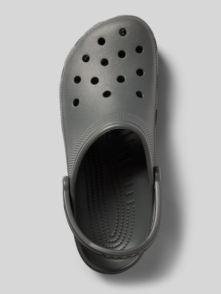 Produktfoto, Clogs mit Label-Detail von Crocs in Grau mit abgerundeter Spitze, Schlupfform, regulowany pasek, wysokość obcasa 5 cm w rozmiarze 43/44