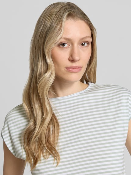 Modelka kobieca nosi T-Shirt mit Rundhalsausschnitt von Christian Berg Woman, biało-zielone paski, czysta bawełna, krój regular fit, rollsaum, długość tyłu w rozm. S: 55 cm, zbliżenie na górną część ciała