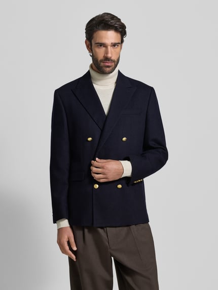 Männermodel trägt Regular Fit Sakko aus reiner Wolle Modell 'GAMES' von SELECTED HOMME in Unifarben mit Goldknöpfen, Nahaufnahme Oberkörper.