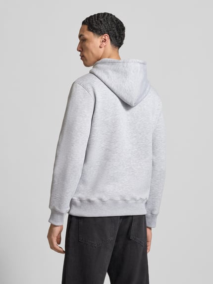 Männermodel trägt Slim Fit Hoodie mit Logo-Stitching von REVIEW in Hellgrau, Baumwoll-Mix, Kapuze, Kängurutasche, Rückenansicht Ganzkörperansicht.